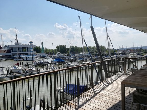 Blick vom Restaurant Seestern auf den Yachthafen bei sonnigem Wetter.