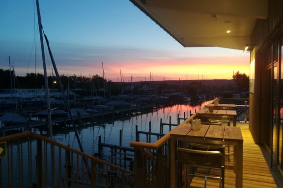 Blick vom Restaurant Seestern auf den Yachthafen bei Sonnenuntergang.