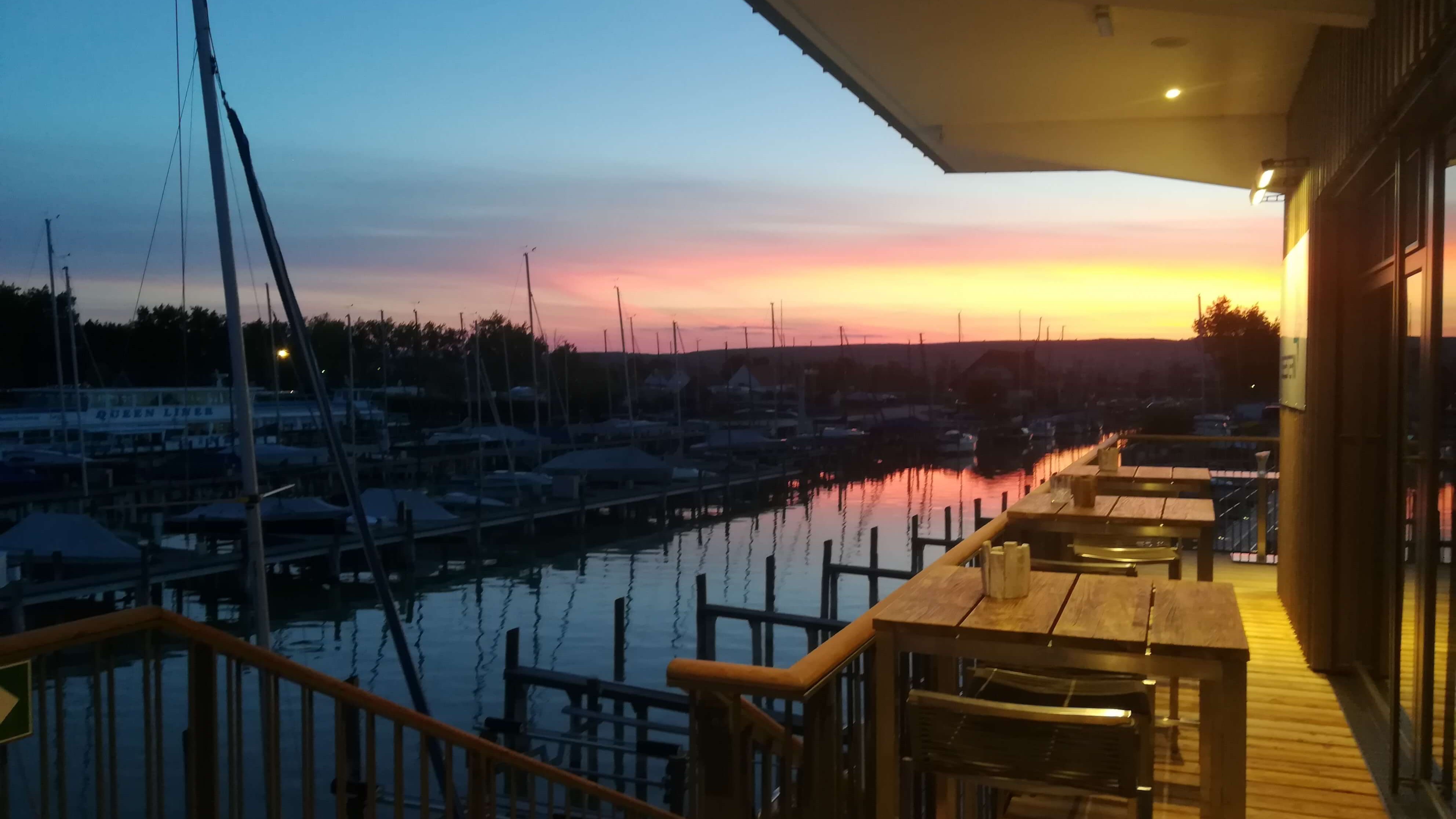 Eine Ansicht des Sonnenuntergangs von der Terrasse des Restaurants