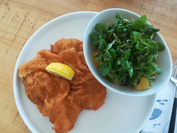 Schnitzel mit Zitrone und Vogerlsalat als Beilage