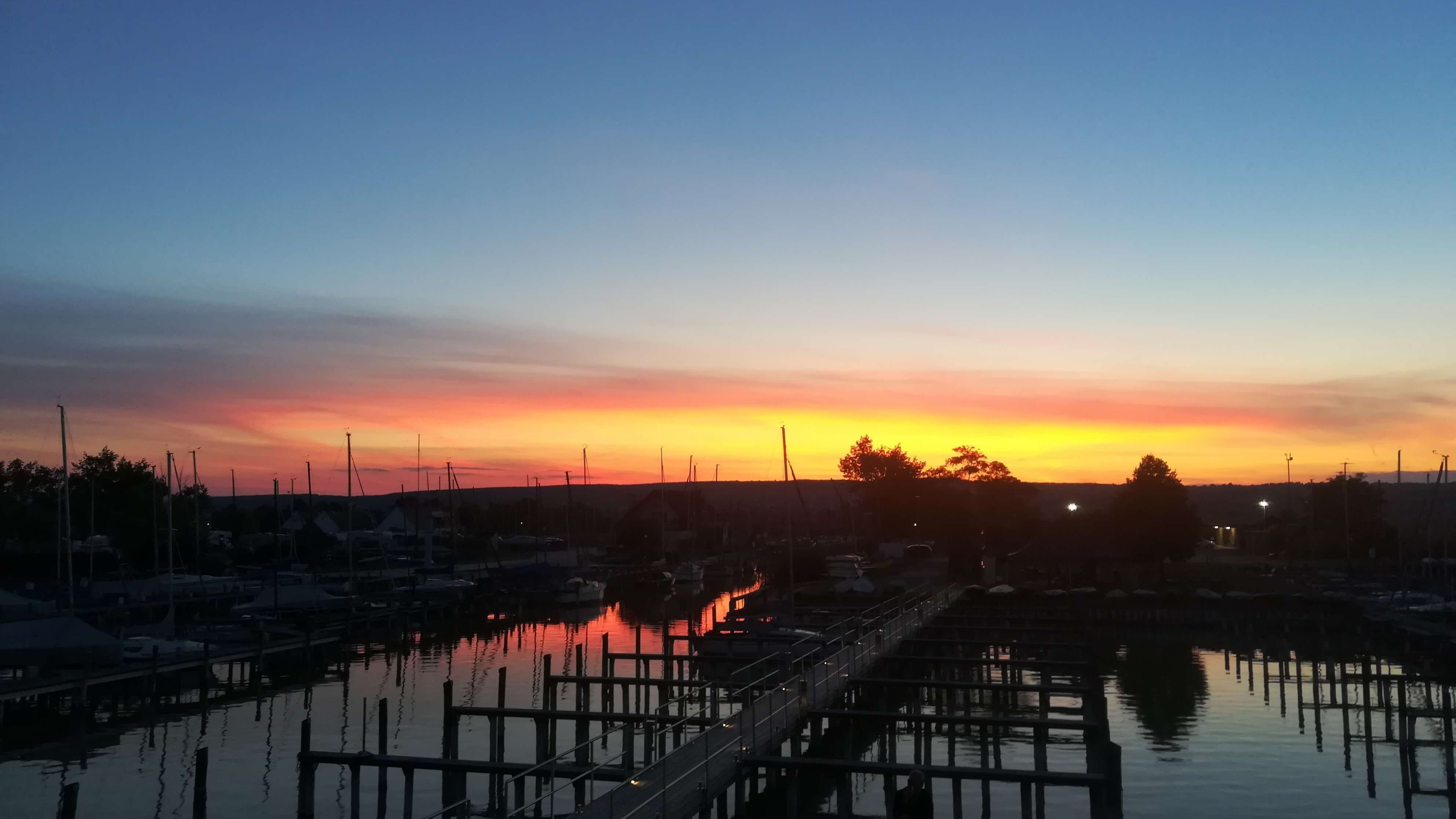 Blick auf den Yachthafen bei Sonnenuntergang