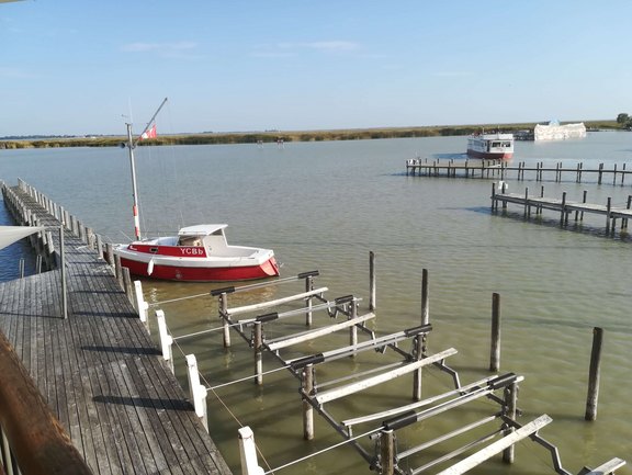 Geparktes Segelboot im Yachthafen an einem sonnigen Tag.